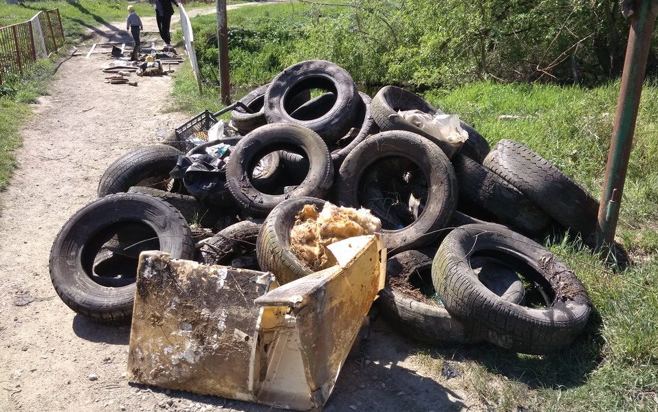 Автомобильные покрышки из ручья в Тирасполе