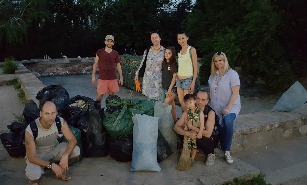 Уборка старого фонтана от мусора