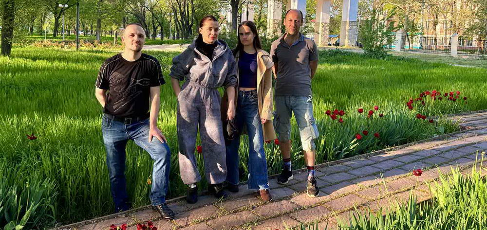 Полив саженцев деревьев в Покровском парке