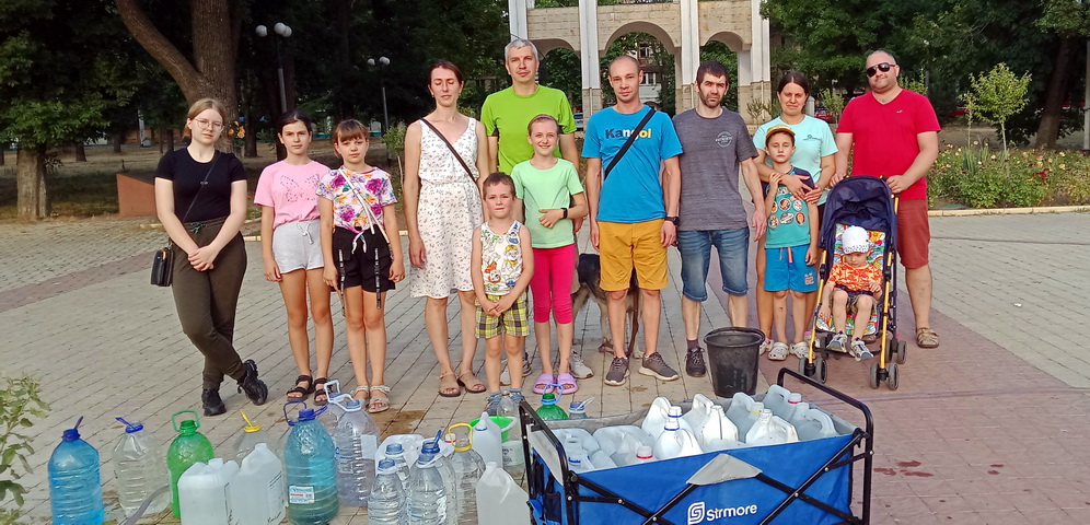 Парк в Тирасполе - полив саженцев