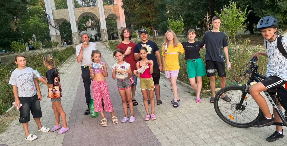 Акця по поливу саженцев деревьев в парке Кирова 8 августа 2026.
