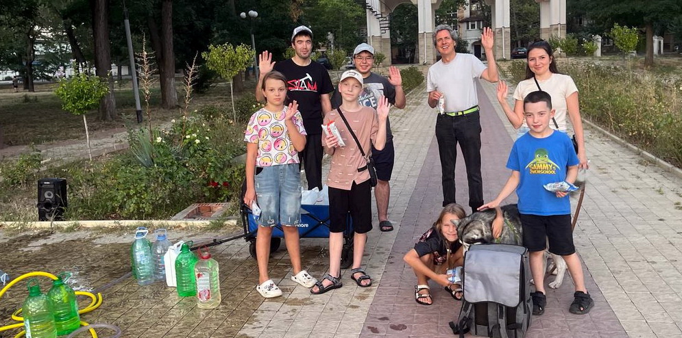 15.08.2026. Волонтеры ЭкоПМР поливают саженцы деревьев