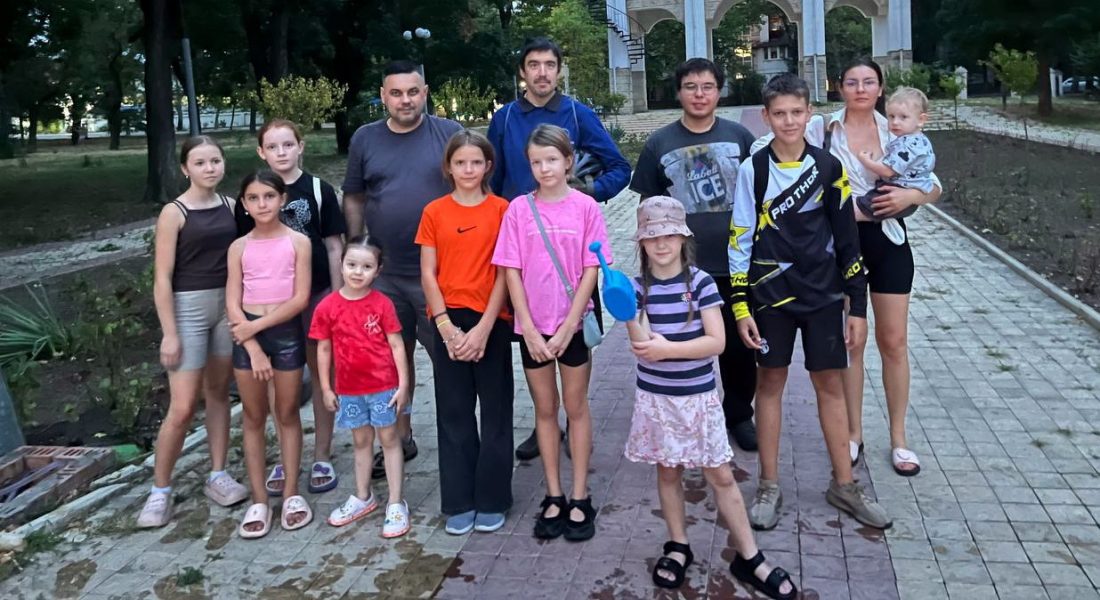 05.09.2026. Полив саженцев деревьев в парке Кирова.